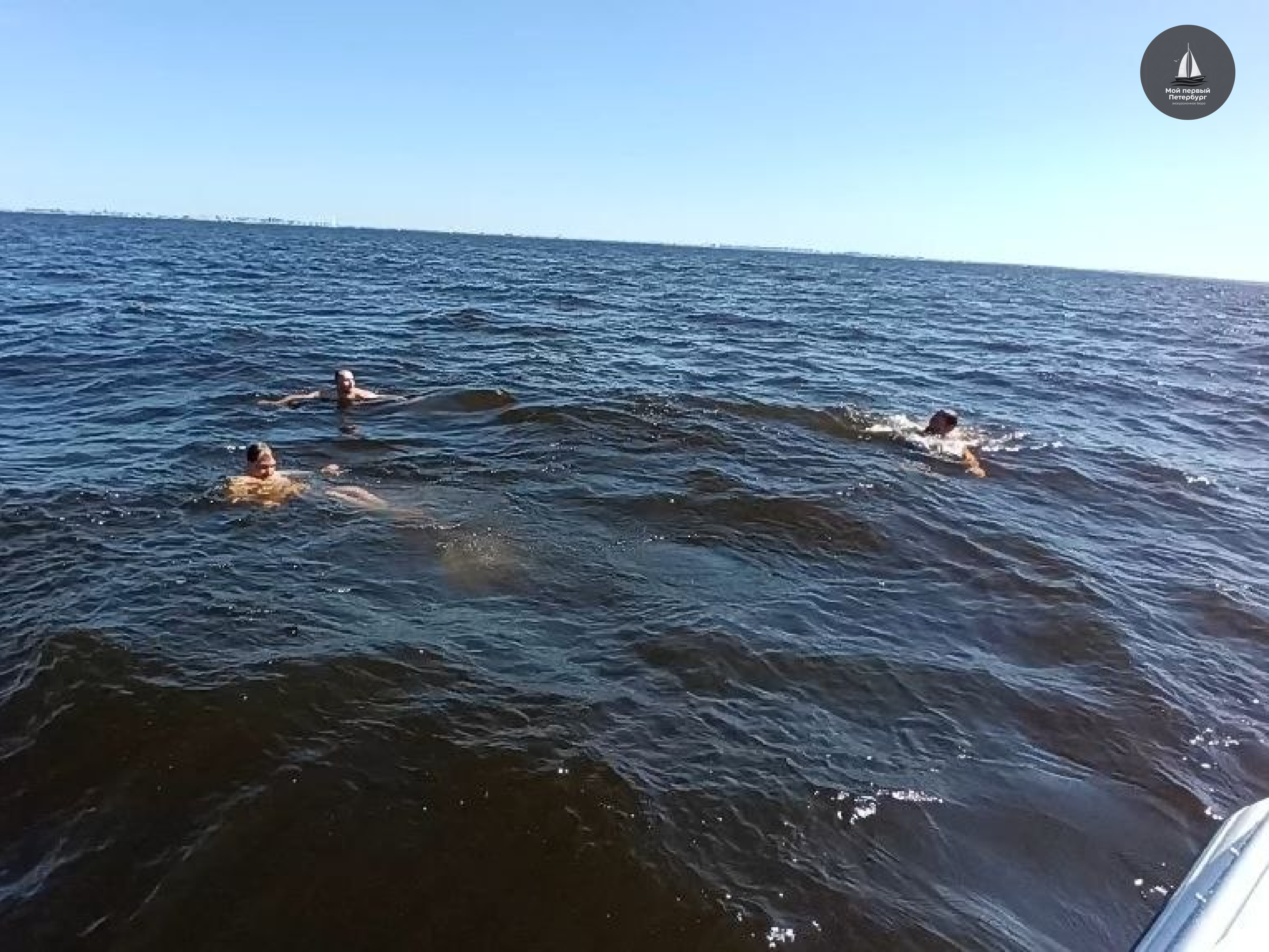 Прыжок в воду с катера в Финском заливе