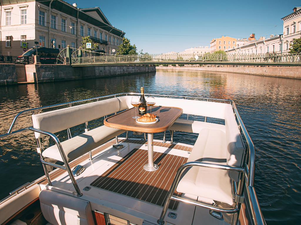 По волнам Петра града