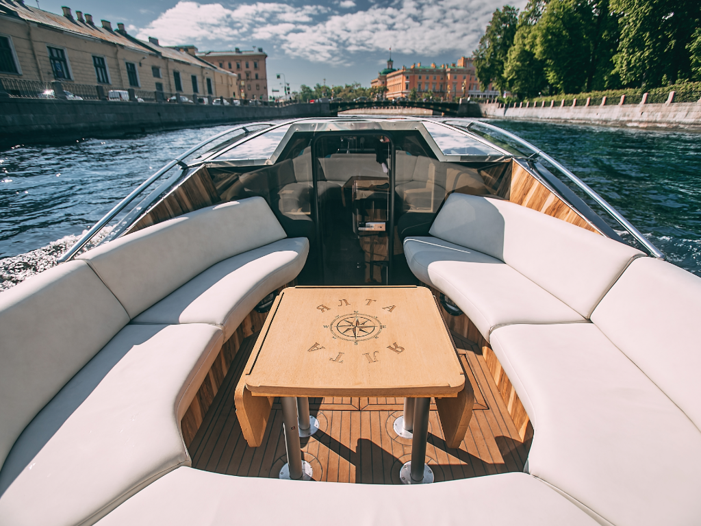 По волнам Петра града