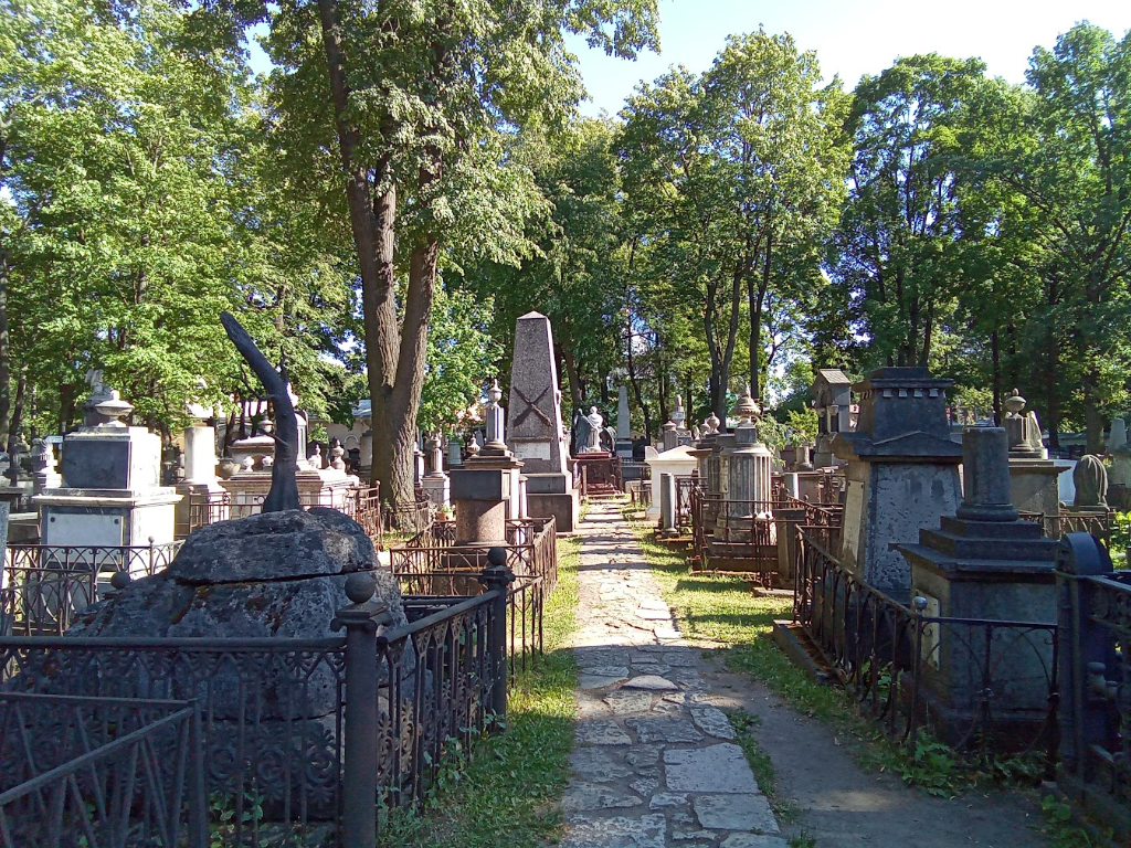 Два некрополя: от петровских вельмож до великих композиторов