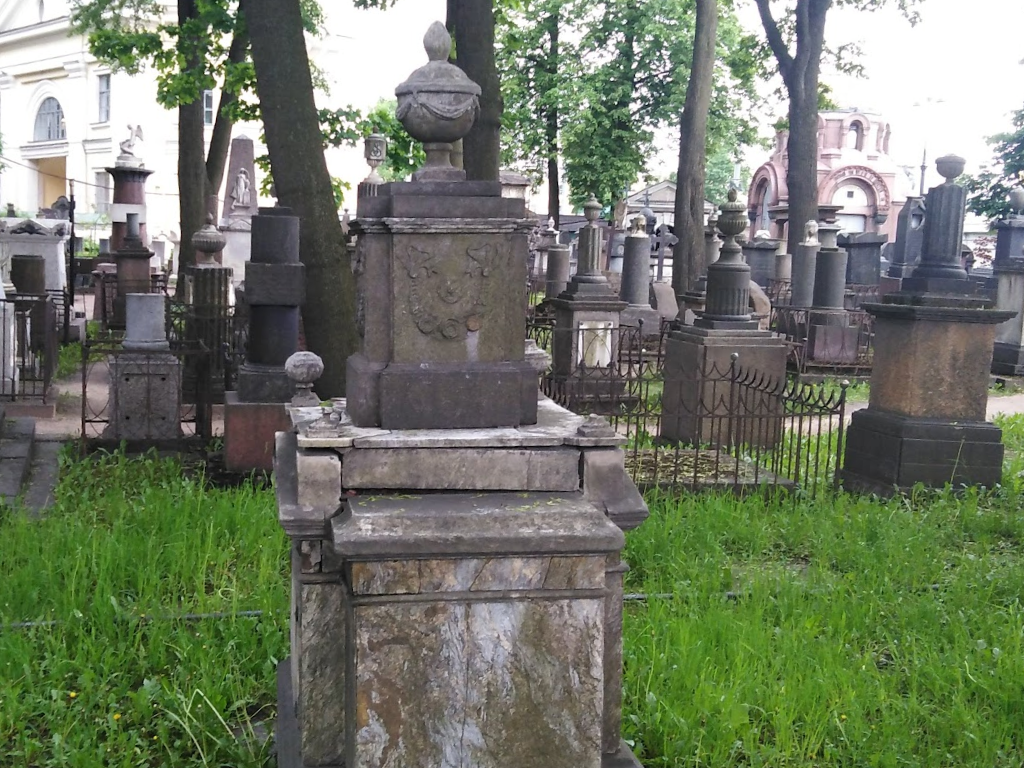 Два некрополя: от петровских вельмож до великих композиторов